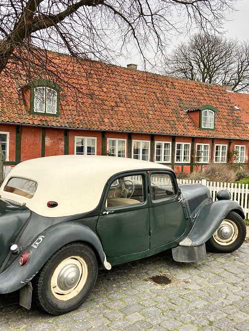 gamle biler i gaderne i Rønne