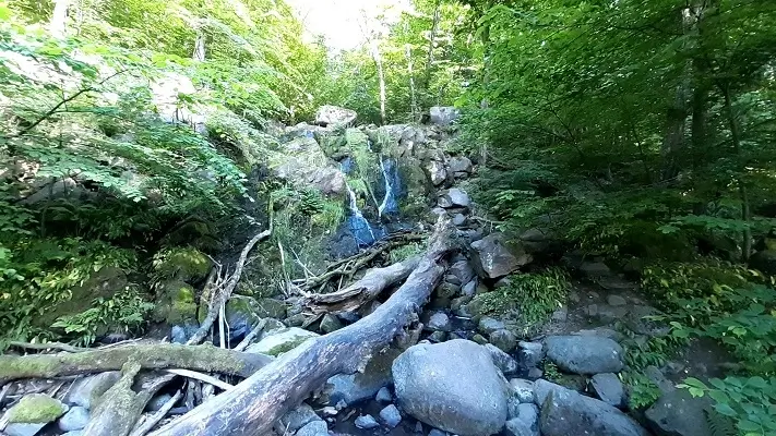 Døndalen – dolina i wodospad w pobliżu Helligdomsklipperne