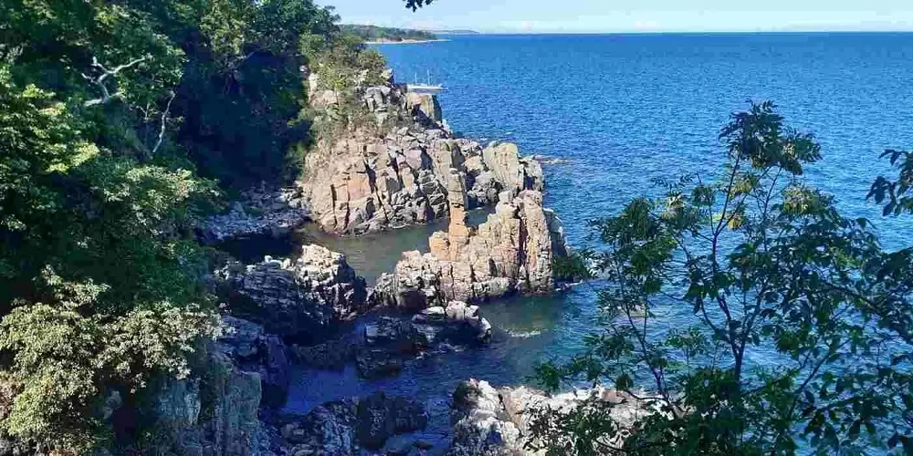 Helligdomsklipperne: Auch als "Heilige Klippen" bekannt, handelt es sich um beeindruckende Felsformationen an der Küste von Bornholm