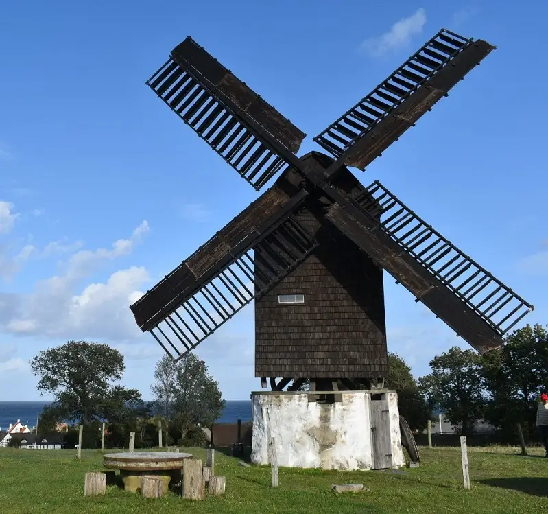 Bornholm – młyn Tejn historyczny wiatrak typu koźlak w Melsted