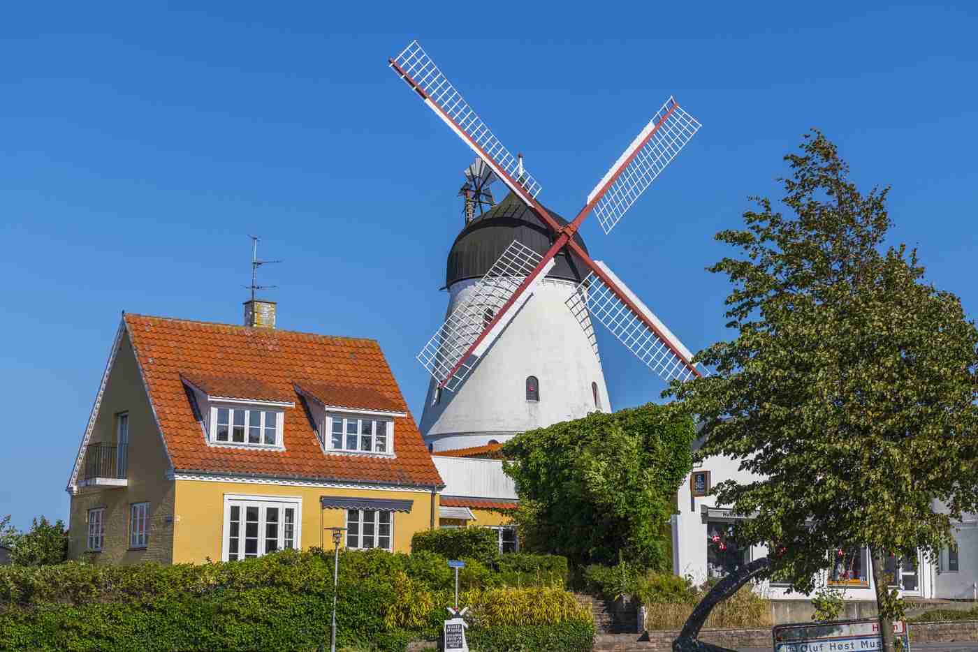 Wiatrak Gudhjem (Gudhjem Mølle): jest jednym z najbardziej imponujących zabytków w Danii